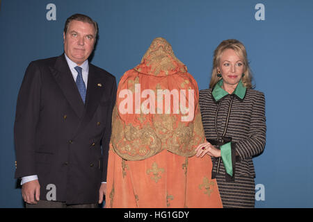 Il Duca di Castro, sua moglie Duchessa Camilla e e le loro figlie Maria Carolina e Maria Chiara inaugurare la 'Virtuti & Merito' exhibition offre: Duca di Castro Carlos de Borbon, duchessa Camilla dove: Madrid, Spagna Quando: 02 Dic 2016 Foto Stock