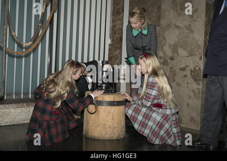 Il Duca di Castro, sua moglie Duchessa Camilla e e le loro figlie Maria Carolina e Maria Chiara inaugurare la 'Virtuti & Merito' exhibition offre: la duchessa Camilla, Maria Carolina, Maria Chiara dove: Madrid, Spagna Quando: 02 Dic 2016 Foto Stock