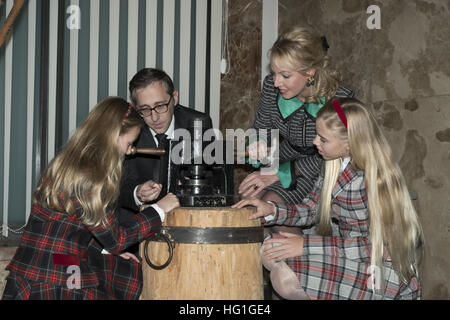 Il Duca di Castro, sua moglie Duchessa Camilla e e le loro figlie Maria Carolina e Maria Chiara inaugurare la 'Virtuti & Merito' exhibition offre: la duchessa Camilla, Maria Carolina, Maria Chiara dove: Madrid, Spagna Quando: 02 Dic 2016 Foto Stock