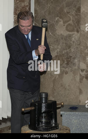 Il Duca di Castro, sua moglie Duchessa Camilla e e le loro figlie Maria Carolina e Maria Chiara inaugurare la 'Virtuti & Merito' exhibition offre: Duca di Castro Carlos de Borbon dove: Madrid, Spagna Quando: 02 Dic 2016 Credit: Oscar Gonzalez/WENN.com Foto Stock