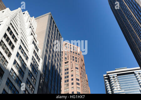 Dettagli della città moderna architettura sit contro un luminoso cielo blu nel quartiere finanziario della città. Foto scattata il 6 aprile 2014. Foto Stock