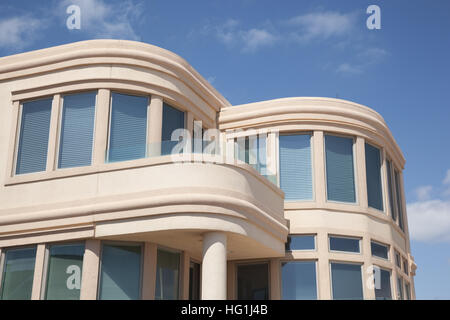 Punto piacevole, NJ - Aprile 5: linee pulite e architettura balneare sono visibili sulla proprietà lungo il Boardwalk. Foto scattata il 5 aprile 2014 Foto Stock