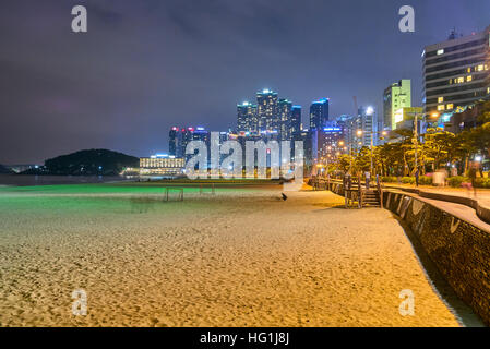 Vista notturna di Haeundae, che è una delle più famose spiagge dai suoi edifici ad alta, belle spiagge e di facile accesso dalla città. Foto Stock