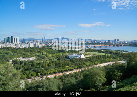 Paesaggio di Mapo-gu con grattacieli, World Cup Park e Han-fiume a Seoul, Corea del Sud Foto Stock