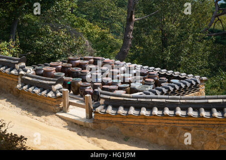 Jangdokdae, piattaforma esterna o per riporre i vasetti di salse, Kimchi, soia e altri in Corea Foto Stock
