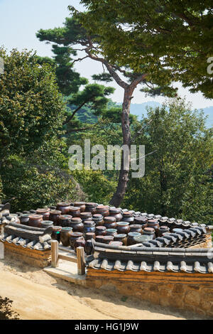 Jangdokdae, piattaforma esterna o per riporre i vasetti di salse, Kimchi, soia e altri in Corea Foto Stock