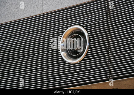 Primo piano della forma rotonda sistema di ventilazione foro su una parete in un edificio di grandi dimensioni Foto Stock