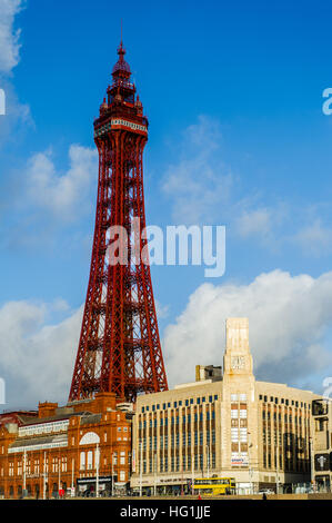 La Blackpool Tower, Blackpool, Lancashire su una soleggiata giornata di dicembre. Foto Stock