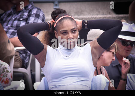 Auckland, Nuova Zelanda. 03 gen 2017. La superstar del Tennis Serena Williams a una pausa durante il suo primo giro singles match contro la Francia Pamentie Paolino a WTA ASB Classic il torneo di tennis di Auckland, in Nuova Zelanda © Shirley Kwok/Pacific Press/Alamy Live News Foto Stock