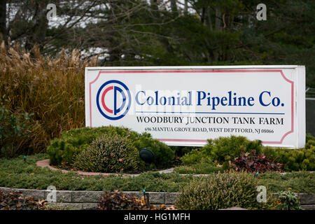 Un logo segno esterno di una pipeline coloniale Azienda Agricola del serbatoio in Paulsboro, New Jersey il 11 dicembre 2016. Foto Stock
