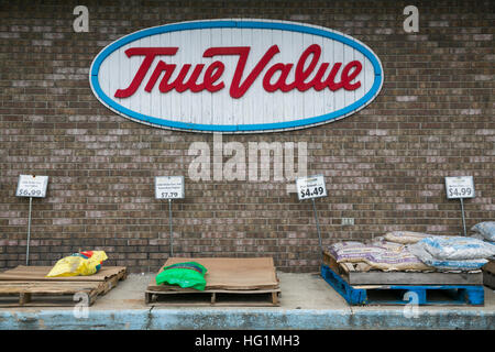 Andando fuori di segni aziendali su un valore vero hardware store retail in Pennsville, New Jersey il 11 dicembre 2016. Foto Stock