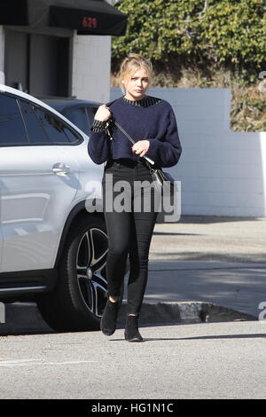 Chloë Grace Moretz arrivando ad un salone a Beverly Hills, la California. Dotato di: Chloë Grace Moretz, Chloe Grace Moretz dove: Beverly Hills, in California, negli Stati Uniti quando: 02 Dic 2016 Foto Stock