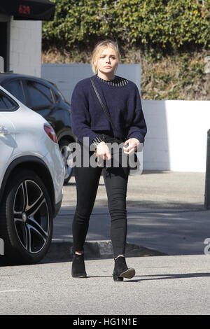 Chloë Grace Moretz arrivando ad un salone a Beverly Hills, la California. Dotato di: Chloë Grace Moretz, Chloe Grace Moretz dove: Beverly Hills, in California, negli Stati Uniti quando: 02 Dic 2016 Foto Stock