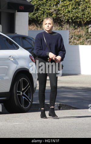 Chloë Grace Moretz arrivando ad un salone a Beverly Hills, la California. Dotato di: Chloë Grace Moretz, Chloe Grace Moretz dove: Beverly Hills, in California, negli Stati Uniti quando: 02 Dic 2016 Foto Stock