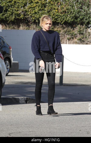 Chloë Grace Moretz arrivando ad un salone a Beverly Hills, la California. Dotato di: Chloë Grace Moretz, Chloe Grace Moretz dove: Beverly Hills, in California, negli Stati Uniti quando: 02 Dic 2016 Foto Stock