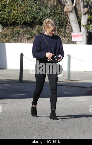 Chloë Grace Moretz arrivando ad un salone a Beverly Hills, la California. Dotato di: Chloë Grace Moretz, Chloe Grace Moretz dove: Beverly Hills, in California, negli Stati Uniti quando: 02 Dic 2016 Foto Stock