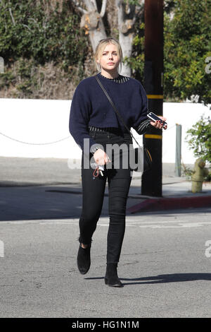 Chloë Grace Moretz arrivando ad un salone a Beverly Hills, la California. Dotato di: Chloë Grace Moretz, Chloe Grace Moretz dove: Beverly Hills, in California, negli Stati Uniti quando: 02 Dic 2016 Foto Stock