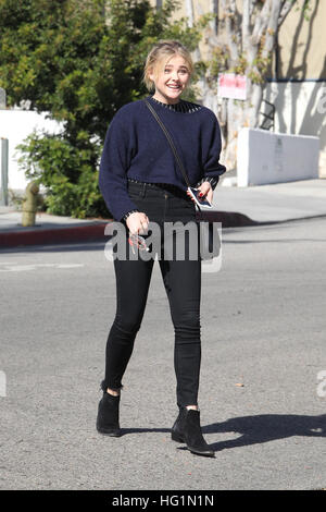 Chloë Grace Moretz arrivando ad un salone a Beverly Hills, la California. Dotato di: Chloë Grace Moretz, Chloe Grace Moretz dove: Beverly Hills, in California, negli Stati Uniti quando: 02 Dic 2016 Foto Stock