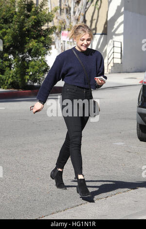 Chloë Grace Moretz arrivando ad un salone a Beverly Hills, la California. Dotato di: Chloë Grace Moretz, Chloe Grace Moretz dove: Beverly Hills, in California, negli Stati Uniti quando: 02 Dic 2016 Foto Stock