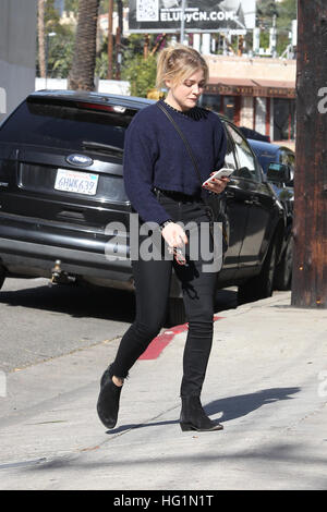 Chloë Grace Moretz arrivando ad un salone a Beverly Hills, la California. Dotato di: Chloë Grace Moretz, Chloe Grace Moretz dove: Beverly Hills, in California, negli Stati Uniti quando: 02 Dic 2016 Foto Stock