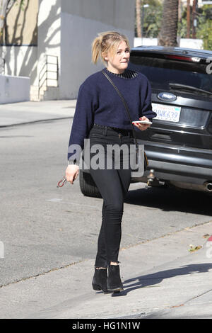 Chloë Grace Moretz arrivando ad un salone a Beverly Hills, la California. Dotato di: Chloë Grace Moretz, Chloe Grace Moretz dove: Beverly Hills, in California, negli Stati Uniti quando: 02 Dic 2016 Foto Stock