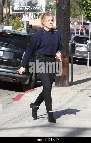 Chloë Grace Moretz arrivando ad un salone a Beverly Hills, la California. Dotato di: Chloë Grace Moretz, Chloe Grace Moretz dove: Beverly Hills, in California, negli Stati Uniti quando: 02 Dic 2016 Foto Stock