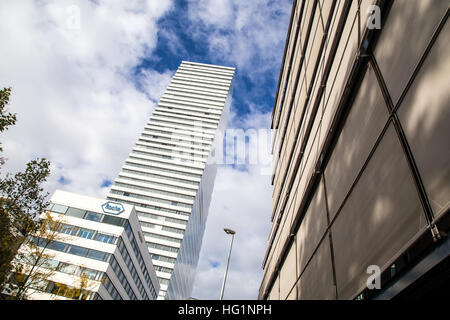 Basel, Svizzera - 20 Ottobre 2016: La Roche torre presso la sede della società farmaceutica Roche Foto Stock