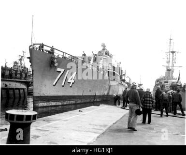 La USS William R. Rush (DD-714), un cacciatorpediniere della classe Allen M. Sumner, conduce operazioni antiaeree, antisommergibili e di guerra di superficie mentre sostiene gli schieramenti della flotta della Marina degli Stati Uniti. Foto Stock