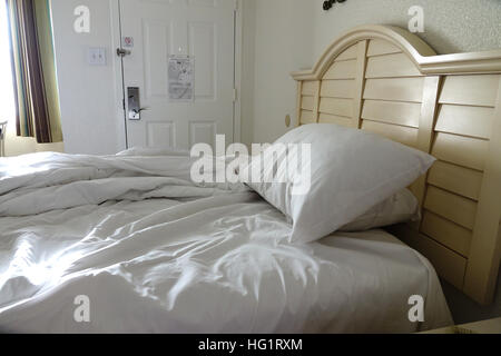 Confuso disfatto hotel bedroom bed USA New Jersey NY motel Foto Stock