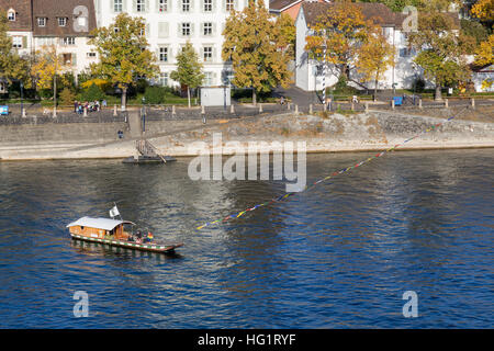 Basel, Svizzera - 24 Ottobre 2016: storico traghetto passeggeri che attraversa il fiume Reno Foto Stock