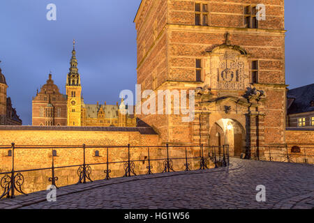 Hillerod, Danimarca - 29 dicembre 2016: vista dell'illuminato cancello di ingresso al palazzo di Frederiksborg Foto Stock