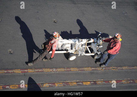 131026-N-AZ866-013 mare mediterraneo (ott. 26, 2013) Aviazione trasporto ordnancemen un missile attraverso il ponte di volo della portaerei USS Nimitz CVN (68). Nimitz è implementato il supporto le operazioni di sicurezza marittima e di teatro la cooperazione in materia di sicurezza gli sforzi negli Stati Uniti Sesta flotta area di responsabilità. (U.S. Foto di Marina di Massa Specialista comunicazione marinaio apprendista Kelly M. Agee/RILASCIATO) USS Nimitz attività 131026-N-AZ866-013 Foto Stock