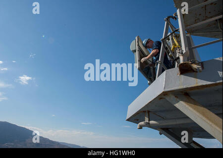 131113-N-VC236-027 SOUDA BAY, Grecia (nov. 13, 2013) - Cryptologic tecnico (tecnico) 2a classe Geoffrey Stoner pulisce ed esegue controlli di funzionamento su un SLQ-52 antenna a bordo del Arleigh Burke-class guidato-missile destroyer USS Ramage (DDG 61). Ramage è su una distribuzione programmata sostenere le operazioni di sicurezza marittima e di teatro la cooperazione in materia di sicurezza gli sforzi negli Stati Uniti Sesta flotta area di operazioni. (U.S. Foto di Marina di Massa lo specialista di comunicazione di terza classe Jackie Hart/RILASCIATO) USS Ramage 131113 operazioni-N-VC236-027 Foto Stock