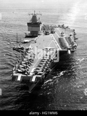 USS Enterprise (CVAN-65) in corso nel mese di ottobre 1962 Foto Stock