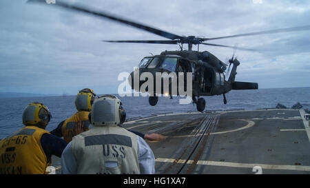 140128-N-WT787-003 PACFIC OCEANO (GEN. 28, 2014) UN UH-60 Blackhawk elicottero atterra a bordo della Ticonderoga-class guidato-missili cruiser USS Chosin (Cg-65) durante l'esercizio Koa Kai 14-1. Koa Kai è un esercizio semestrale nelle acque che circondano le isole hawaiane progettato per preparare indipendenti di utenti finali in più aree di guerra e di fornire una formazione in un multi-ship ambiente. (U.S. Navy foto di Fire Controlman 2a classe Andrew Albin/RILASCIATO) USS Chosin 140128 operazioni-N-WT787-003 Foto Stock