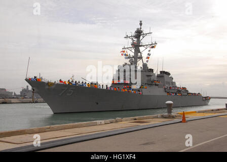 140211-N-UI568-078 Rota, Spagna (feb. 11, 2014) Il Arleigh Burke-class missile destroyer USS Donald Cook (DDG 75) arriva alla stazione navale di Rota, Spagna. Donald Cook è il primo di quattro Arleigh Burke-class guidato-missile cacciatorpediniere per essere stazionati in Rota. (U.S. Foto della marina da Morgan Over/RILASCIATO) USS Donald Cook (DDG-75) arrivando alla stazione navale di Rota in 2014 Foto Stock