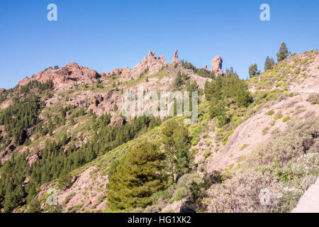 Vista di El Fralle e Roque Nublo, due di rocce vulcaniche in Gran Canaria. Foto Stock