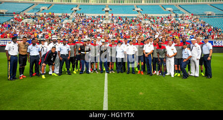 140606-N-MJ645-332 Jacksonville, Florida (Giugno 6, 2014) Servicemembers respresenting ciascun ramo di servizio si riuniscono per una foto di gruppo con gli Stati Uniti Gli uomini della nazionale di calcio a Everbank Stadium. Come un token di sostegno e di apprezzamento, ciascun ramo di servizio ha dato dogtags per la squadra di calcio come il team si prepara a partire per il Brasile questa estate per la Coppa del Mondo 2014 giocare. (U.S. Foto di Marina di Massa lo specialista di comunicazione 2a classe Marcus L. Stanley/RILASCIATO) USMNT posa con servicemembers 2014 Jacksonville Foto Stock