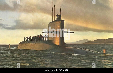 USS Patrick Henry (SSBN-599) in corso con equipaggio sul ponte Foto Stock