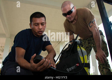 140609-N-IP743-127 BELIZE CITY, il Belize (11 giugno 2014) - Navy Diver 1a classe Jose Arbelaez, del Mobile Diving e unità di soccorso due (MDSU 2) Società 2-1, e sottufficiali di 2a classe di Abramo cerve, del Belize Servizio di Guardacoste, controllare la pressione di una bombola da sub. Il MDSU 2 divers stanno lavorando insieme con loro Belizean Coast Guard omologhi come parte del sud della stazione di partenariato 2014. A sud della stazione di partenariato 2014 è un U.S. Distribuzione di marina incentrato su un esperto in materia di scambi con i partner nazione le forze armate e delle forze di sicurezza in America centrale e del Sud e nei Caraibi. Foto Stock