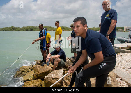 Marinaio Aurelio Montero, del Belize della Guardia Costiera e i sommozzatori NEGLI STATI UNITI DA Mobile Diving e unità di soccorso due MDSU (2), società 2-1 utilizzare guide sub in acqua utilizzando la linea estrarre segnali. Il MDSU 2 divers stanno lavorando insieme con loro Belizean Coast Guard omologhi come parte del sud della stazione di partenariato 2014. A sud della stazione di partenariato 2014 è un U.S. Distribuzione di marina incentrato su un esperto in materia di scambi con i partner nazione le forze armate e delle forze di sicurezza in America centrale e del Sud e nei Caraibi. I militari USA team di lavorare con partner le forze della nazione durante naval-concentrata tra Foto Stock