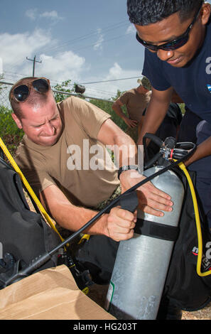 Navy Diver 1a classe Todd Verhagen, del Mobile Diving e unità di soccorso due (MDSU 2) Società 2-1, e sottufficiali di terza classe Abramo cerve, del Belize Servizio di Guardacoste, allegare un giubbetto ad una bombola da sub. Il MDSU 2 divers stanno lavorando insieme con loro Belizean Coast Guard omologhi come parte del sud della stazione di partenariato 2014. A sud della stazione di partenariato 2014 è un U.S. Distribuzione di marina incentrato su un esperto in materia di scambi con i partner nazione le forze armate e delle forze di sicurezza in America centrale e del Sud e nei Caraibi. I militari USA team di lavorare con partner nazione fo Foto Stock