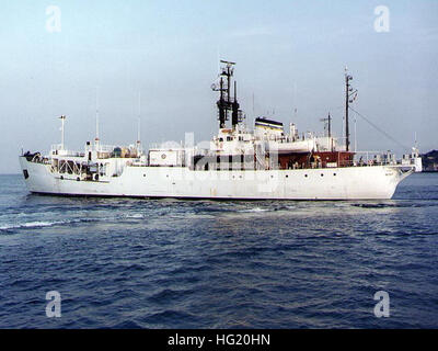 USNS Mizar, una nave ausiliaria della Marina degli Stati Uniti, conduce operazioni di routine a supporto delle missioni logistiche e di supporto della flotta, trasportando rifornimenti e fornendo capacità di rifornimento in corso alle navi navali durante le missioni. Foto Stock