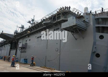 L'assalto anfibio nave USS Peleliu (LHA 5) arriva al comandante le attività della flotta Sasebo per una porta programmata visita. Peleliu sta conducendo una distribuzione programmata per il Pacifico occidentale Regione. (U.S. Foto di Marina di Massa lo specialista di comunicazione 2a classe Amanda R. Gray/RILASCIATO) USS Peleliu operazioni 140822-N-UD469-415 Foto Stock