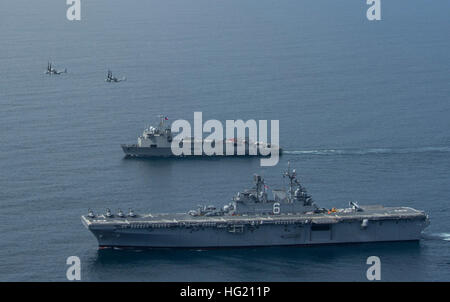 140827-N-AC979-097 OCEANO PACIFICO (Agosto 27, 2014) marina cilena amphibious dock landing ship CNS Sargento Aldea (LSDH-91), indietro e il futuro Amphibious Assault nave USS America (LHA 6) transito a fianco di ogni altro come parte di un esercizio bilaterale tra gli Stati Uniti e le marine cileno. L'America è in viaggio attraverso gli Stati Uniti. Comando del Sud e Stati Uniti 4a flotta area di responsabilità sul suo maiden di transito. La nave è programmato per essere commissionato 11 ottobre a San Francisco. (U.S. Foto di Marina di Massa lo specialista di comunicazione 1a classe Michael McNabb/RILASCIATO) USS America (LHA-6) e Sargento Aldea ( Foto Stock