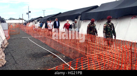 (Avviamento secondo da destra a sinistra) di Brig. Gen. Daniel Dee Ziankahn Forze Armate in Liberia, il Mag. Gen. Darryl A. Williams, comandante della U.S. Army Africa, U.S. Ambasciatore di Liberia Deborah R. Malac e gen. David M. Rodriguez, comandante della U.S. Africa il comando, il transito nella zona calda. La zona calda è definito dalla doppia barriera recinzione arancione in caso una persona ammalata cade, non sono in grado di contaminare la zona pulita. Stati Uniti Agenzia per lo sviluppo internazionale è il lead U.S. organizzazione di governo per il funzionamento Regno di assistenza. Stati Uniti Africa il comando è sostenere lo sforzo fornendo il comando e c Foto Stock