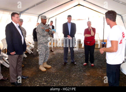 Un operatore sanitario (estrema destra) da Medici Senza Frontiere mutandine (avviamento secondo da sinistra) Il Mag. Gen. Darryl A. Williams, comandante della U.S. Army Africa, gen. David M. Rodriguez, comandante della U.S. Africa e Stati Uniti Ambasciatore di Liberia Deborah R. Malac sul funzionamento di Ebola e unità di trattamento. Stati Uniti Agenzia per lo sviluppo internazionale è il lead U.S. organizzazione di governo per il funzionamento Regno di assistenza. Stati Uniti Africa il comando è sostenere lo sforzo fornendo il comando e il controllo della logistica e della formazione e attività di ingegneria per contenere il virus Ebola focolaio nella zona ovest di nazioni africane. (U.S. Un Foto Stock