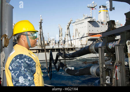 Di Boatswain Mate 2a classe Leslie Walker, assegnato alla sezione di coperta a bordo di futuro assalto anfibio nave USS America (LHA 6), agisce come il petty officer in carica durante l'America la prima in corso rifornimento (UNREP). Il UNREP è stata condotta con militare Sealift Command (MSC) flotta oliatore di rifornimento USNS Yukon (T-AO 202). L'America è la prima nave della sua classe, sostituendo il Tarawa-classe di navi d'assalto anfibio. Come la prossima generazione 'big-deck" Amphibious Assault ship, America è ottimizzato per aviazione, in grado di supportare le attuali e future aerei come la MV-22 Osprey e Foto Stock