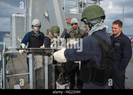 Da bombardieri Mate 2a classe Andrew Mattson, dal simbolo del fiocco di neve, Ariz., viene illustrato come caricare correttamente un M240B mitragliatrice durante un'esercitazione a fuoco a bordo del dock anfibio sbarco nave USS Germantown (LSD 42). Germantown è parte di Peleliu anfibio gruppo pronto (#PELARG14), comandato da Capt. Heidi Agle, e sta conducendo le forze congiunte di esercizi in U.S. 7 flotta area di responsabilità. (U.S. Foto di Marina di Massa Specialista comunicazione marinaio Patrick Dionne/RILASCIATO) USS Germantown equipaggio servito qualifica armi sparare 141024-N-XM324-740 Foto Stock