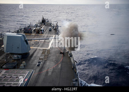 Oceano atlantico (nov. 2, 2014) un 5 pollici pistola è sparato durante un'esercitazione a fuoco a bordo della Arleigh Burke-class guidato-missile destroyer USS Roosevelt (DDG 80). Roosevelt, homeported in Maypoprt Fla., viene distribuito come parte del George H.W. Bush Carrier Strike gruppo e sta conducendo operazioni navali negli Stati Uniti Sesta flotta area di responsabilità a sostegno degli interessi di sicurezza nazionali in Europa. (U.S. Foto di Marina di Massa lo specialista di comunicazione 2a classe Justin Wolpert/RILASCIATO) 141102-N-VC599-395 Unisciti alla conversazione http://www.navy.mil/viewGallery.asp http://www.facebook.com/USNavy http:// Foto Stock